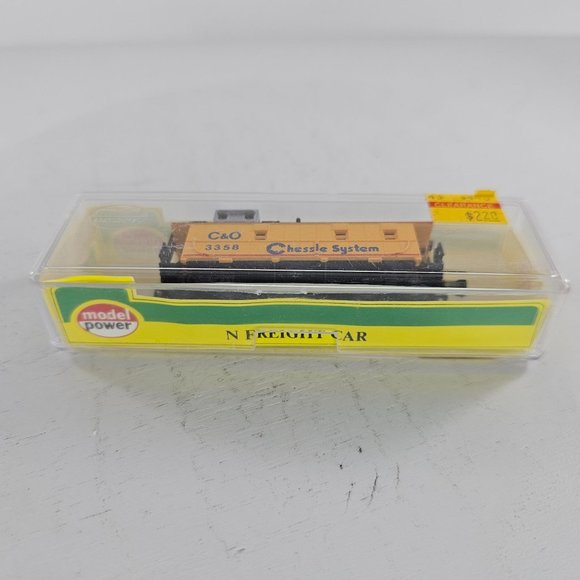 N Scale Model Power 3103 Chessie System Caboose Freight Car - Picture 3 of 8